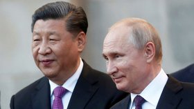Ruský prezident Vladimir Putin se svým čínským protějškem  Si Ťin-pchingem.