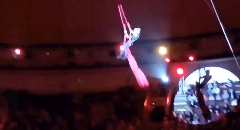 Akrobatka předváděla svůj kousek v cirkuse. Spadla z pěti metrů.
