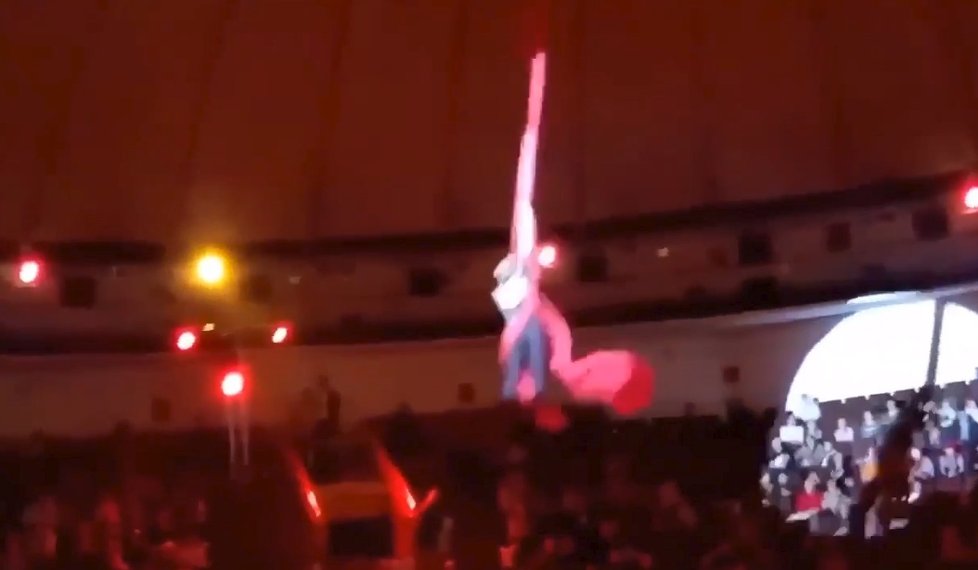 Akrobatka předváděla svůj kousek v cirkuse. Spadla z pěti metrů.