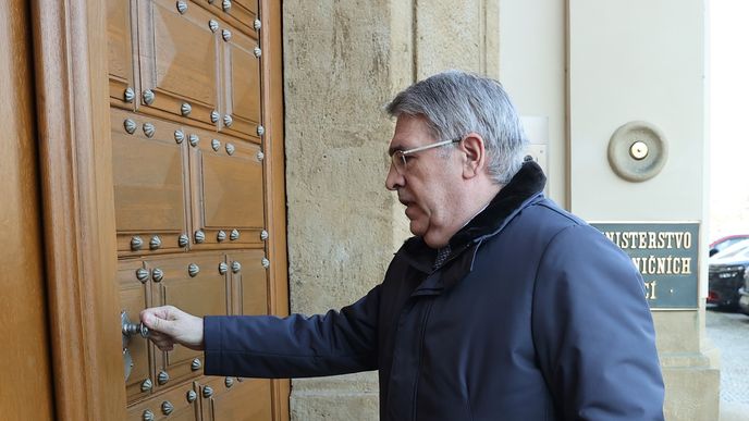 Ruský velvyslanec Alexandr Zmejevský na ministerstvu zahraničí. Ruský velvyslanec Alexandr Zmejevský na ministerstvu zahraničí.