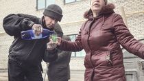 Drogy, alkohol a děti na ulici. Fotograf drsně zachycuje život Rusů na okraji společnosti