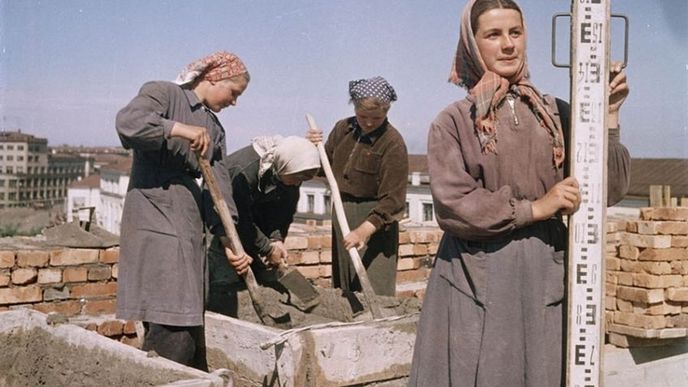 Sovětský svaz byl ještě dlouho po druhé světové válce chudou zemí, kterou ale propaganda z Moskvy představovala světu jako stát šťastných lidí. Jak se ukázalo v dalších desetiletích, byla to jen zástěrka pro nefunkční komunistický systém, který vedl ke kolapsu celého systému.