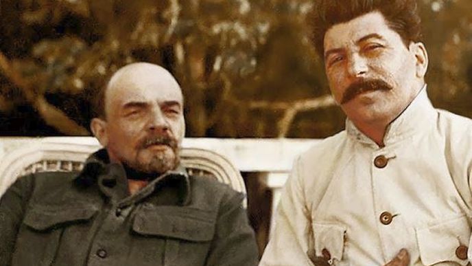 Ruští bolševičtí vůdci Lenin (vlevo) a Stalin v roce 1922 ve městě Nižnij Novgorod.