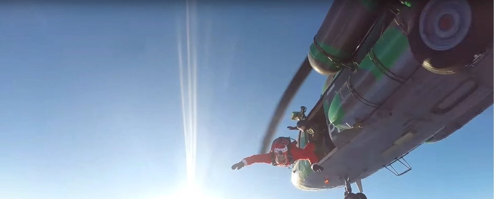 Extrémní novoroční přání: Rusové skočili z vrtulníku v převleku za dědy Mráze.
