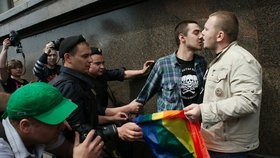 Organizace chtěla v Čečensku uspořádat pochod za práva gayů. Úřady je nyní stíhají.