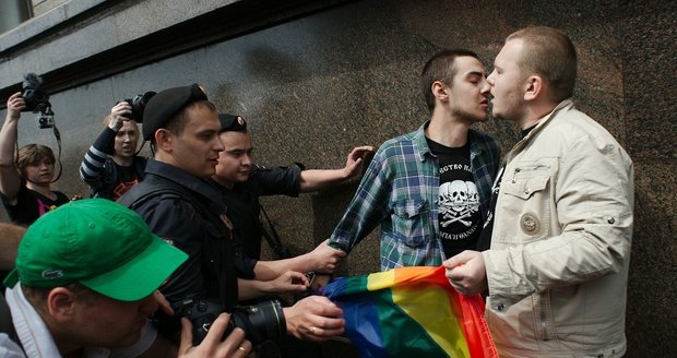 Čečensko vraždí gaye, tvrdí tisk. „Nesmysl. Žádní tu nejsou,“ směje se stát