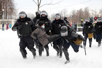 Přes 5000 zatčených při protestech za Navalného. Policejní řež i demonstrace v -42°C