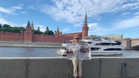 Marina Ovsjannikovová protestovala v Moskvě s cedulí "Putin je vrah" a tázala se, kolik dětí ještě musí zemřít, aby ruské běsnění na Ukrajině přestalo