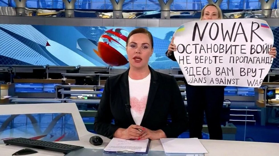 Ruská novinářka Marina Ovsjannikovová protestovala proti válce s cedulí v ruce během televizního přenosu.
