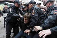 Série demonstrací v Rusku: Zažívá „tiché“ protesty i komunisty v ulicích