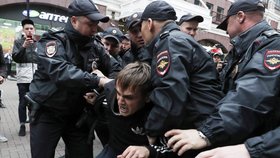 Demonstrace opozice v Moskvě pokračují individuálními protesty (17. 8. 2019)