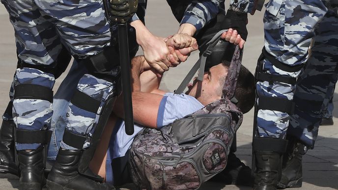 Protivládní demonstrace v Rusku doprovázelo masivní zatýkání. Policie zadržela přes 1600 lidí