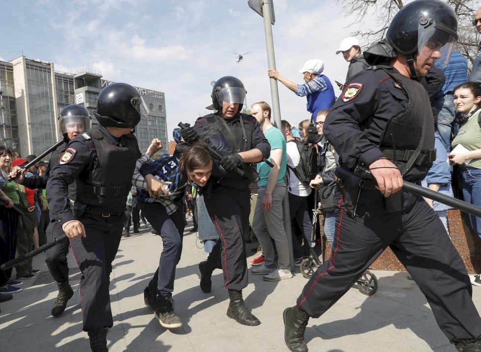 Protivládní demonstrace v Rusku doprovázelo masivní zatýkání. Policie zadržela přes 1600 lidí.