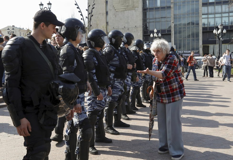 Protivládní demonstrace v Rusku doprovázelo masivní zatýkání. Policie zadržela přes 1600 lidí