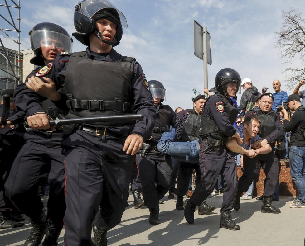 Protivládní demonstrace v Rusku doprovázelo masivní zatýkání. Policie zadržela přes 1600 lidí