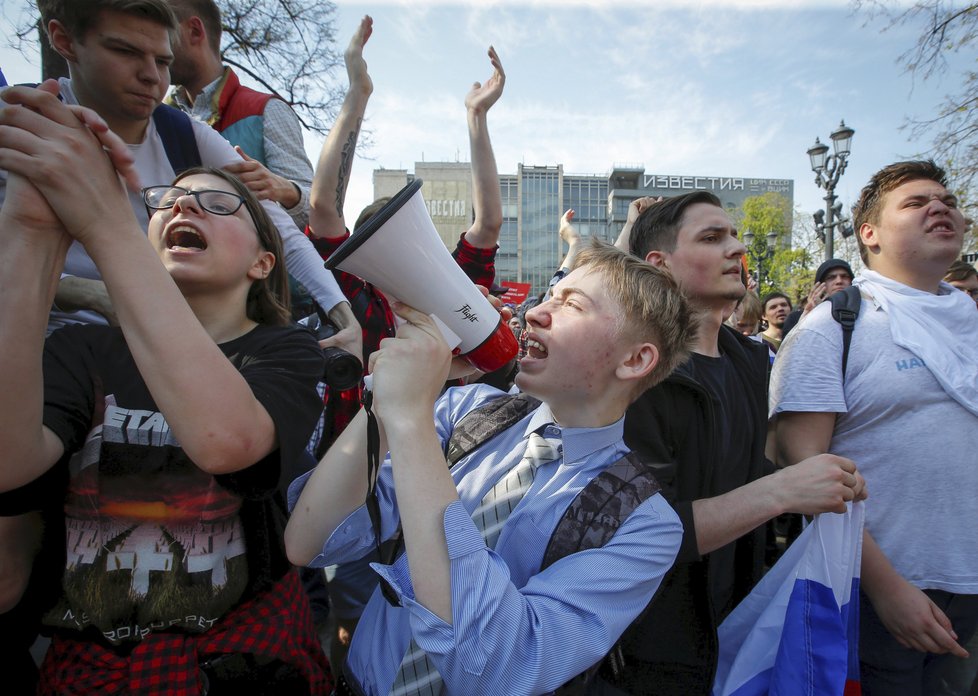 Protivládní demonstrace v Rusku doprovázelo masivní zatýkání. Policie zadržela přes 1600 lidí.