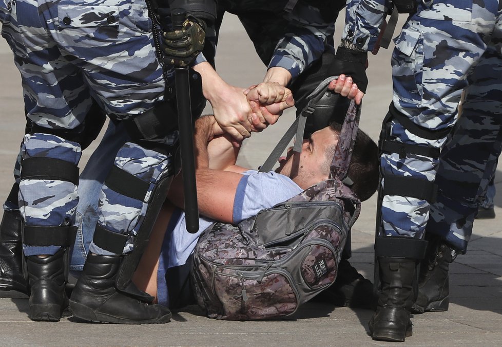 Protivládní demonstrace v Rusku doprovázelo masivní zatýkání. Policie zadržela přes 1600 lidí