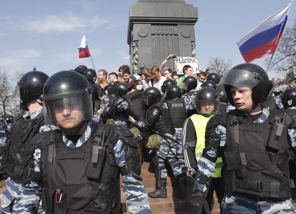 Protivládní demonstrace v Rusku doprovázelo masivní zatýkání. Policie zadržela přes 1600 lidí