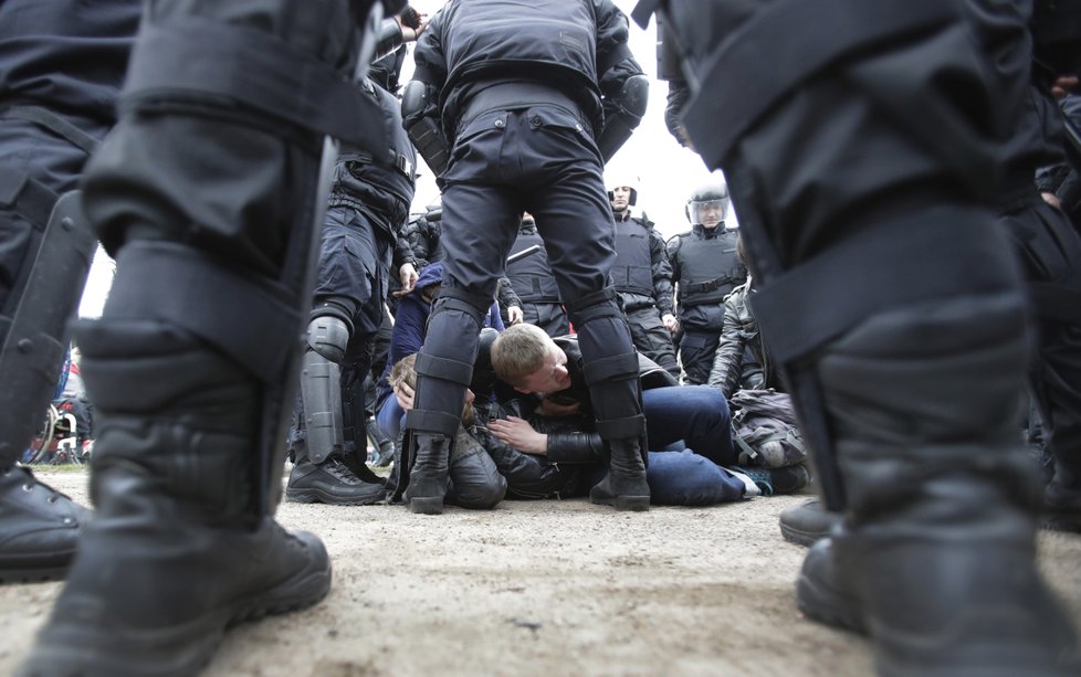 Protivládní demonstrace v Rusku doprovázelo masivní zatýkání. Policie zadržela přes 1600 lidí