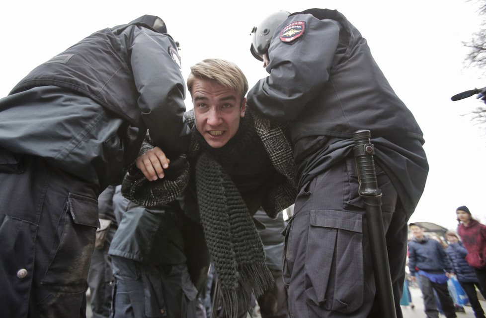 Protivládní demonstrace v Rusku doprovázelo masivní zatýkání. Policie zadržela přes 1600 lidí