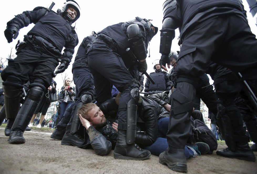 Protivládní demonstrace v Rusku doprovázelo masivní zatýkání. Policie zadržela přes 1600 lidí