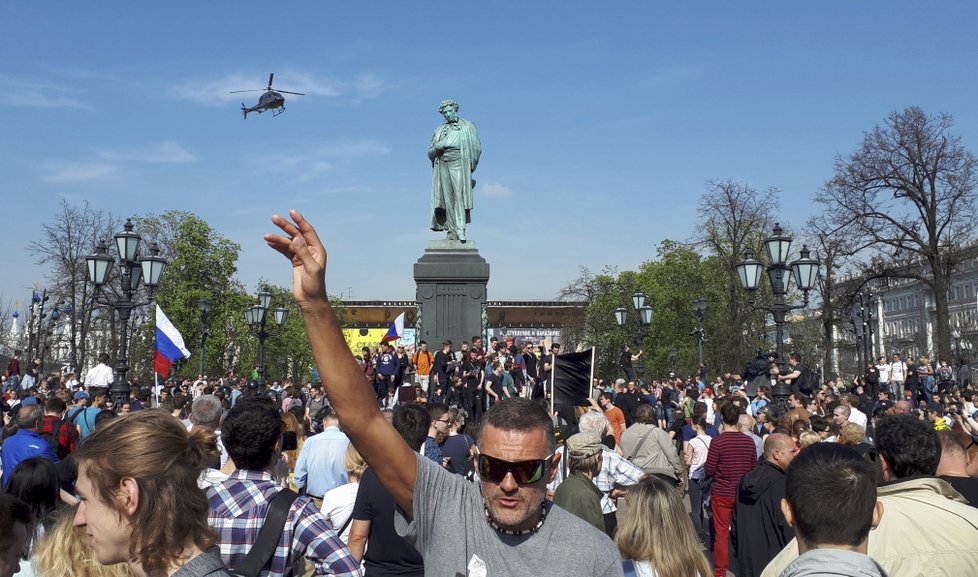 Protivládní demonstrace v Rusku doprovázelo masivní zatýkání. Policie zadržela přes 1600 lidí.