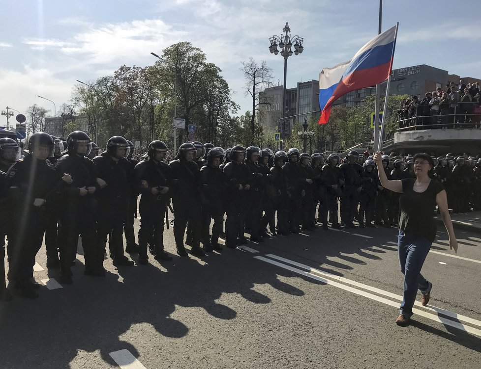 Protivládní demonstrace v Rusku doprovázelo masivní zatýkání. Policie zadržela přes 1600 lidí.