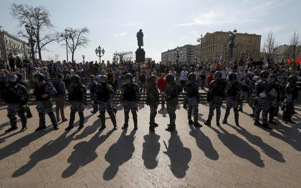 Protivládní demonstrace v Rusku doprovázelo masivní zatýkání. Policie zadržela přes 1600 lidí