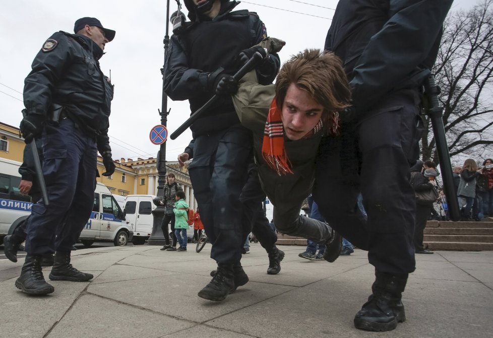 Protivládní demonstrace v Rusku doprovázelo masivní zatýkání. Policie zadržela přes 1600 lidí.