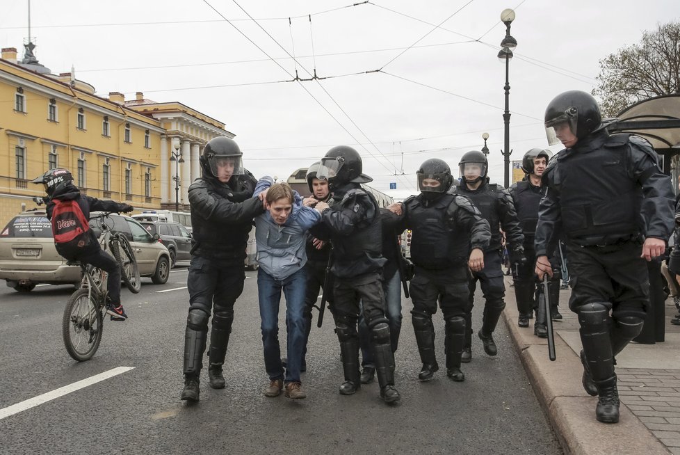 Protivládní demonstrace v Rusku doprovázelo masivní zatýkání. Policie zadržela přes 1600 lidí