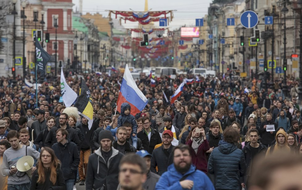 Protivládní demonstrace v Rusku doprovázelo masivní zatýkání. Policie zadržela přes 1600 lidí.