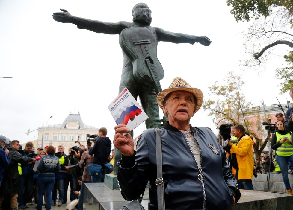 Demonstrace opozice v Moskvě pokračují individuálními protesty (17. 8. 2019)