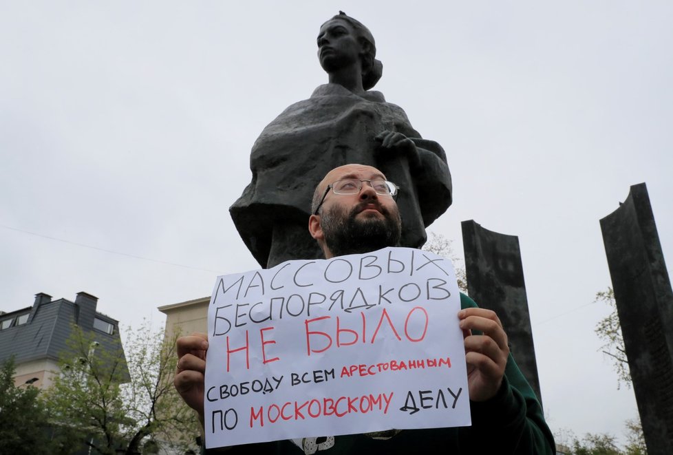 Demonstrace opozice v Moskvě pokračují individuálními protesty (17. 8. 2019)