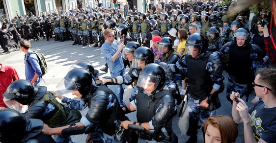 Policie v sobotu zatkla přes 560 účastníků nepovolené demonstrace u moskevské radnice, kterou svolala opozice kvůli vyloučení části kandidátů z komunálních voleb.