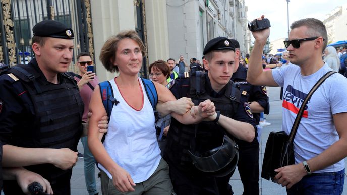 Policie v sobotu zatkla přes 560 účastníků nepovolené demonstrace u moskevské radnice, kterou svolala opozice kvůli vyloučení části kandidátů z komunálních voleb. (27.7.2019)