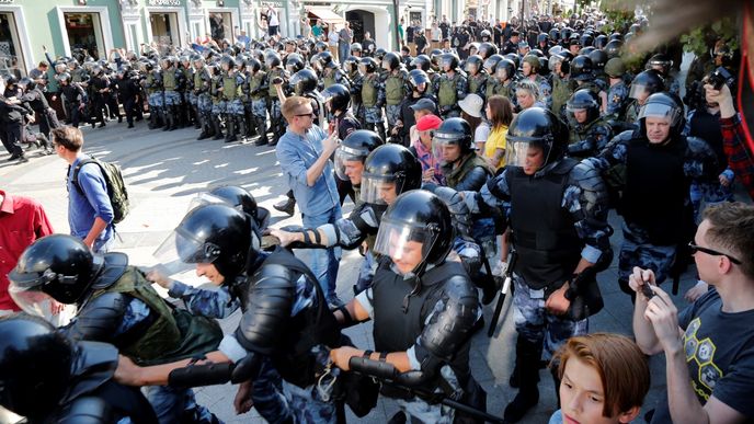 Policie v sobotu 27. 7. 2019 zatkla přes 560 účastníků nepovolené demonstrace u moskevské radnice.