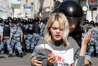 „Moskevský teror.“ Při obřím zásahu zadrželi 1400 demonstrantů. EU to odsoudila