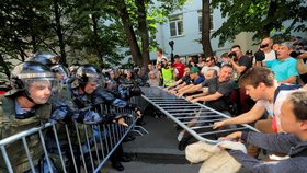 Policie v sobotu zatkla přes 560 účastníků nepovolené demonstrace u moskevské radnice, kterou svolala opozice kvůli vyloučení části kandidátů z komunálních voleb. (27.7.2019)