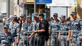 Policie v sobotu zatkla přes 560 účastníků nepovolené demonstrace u moskevské radnice, kterou svolala opozice kvůli vyloučení části kandidátů z komunálních voleb. (27. 7. 2019)