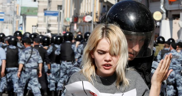 „Moskevský teror.“ Při obřím zásahu zadrželi 1400 demonstrantů. EU to odsoudila