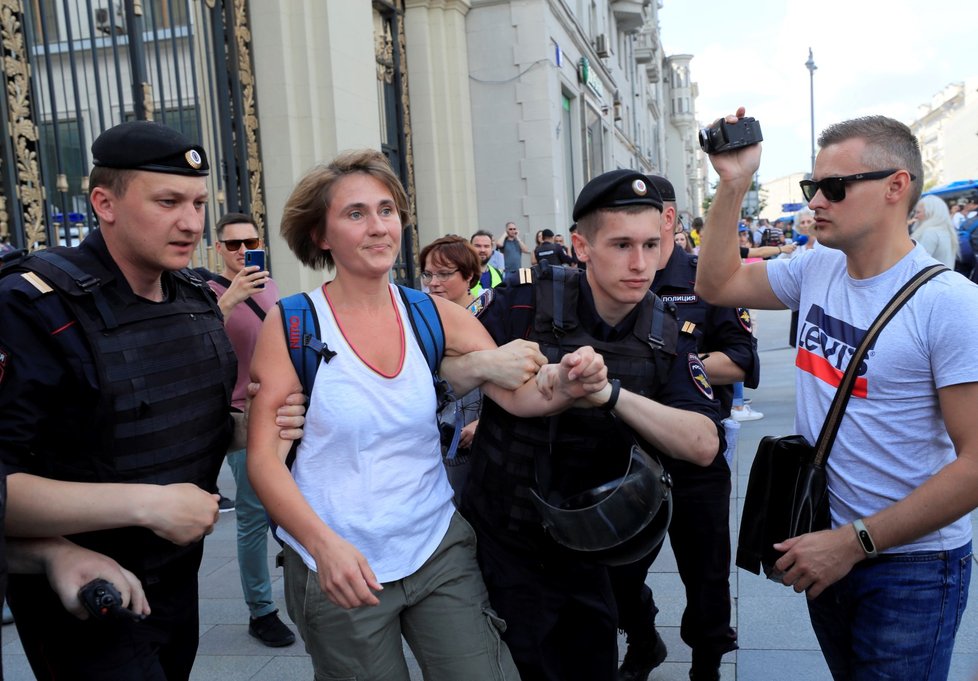 Policie v sobotu zatkla přes 560 účastníků nepovolené demonstrace u moskevské radnice, kterou svolala opozice kvůli vyloučení části kandidátů z komunálních voleb. (27. 7. 2019)