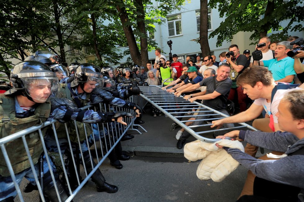 Policie v sobotu zatkla přes 560 účastníků nepovolené demonstrace u moskevské radnice, kterou svolala opozice kvůli vyloučení části kandidátů z komunálních voleb. (27. 7. 2019)