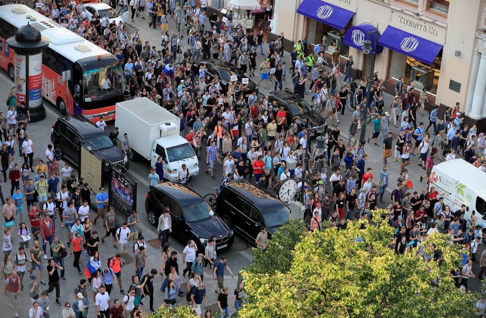 Policie v sobotu zatkla přes 560 účastníků nepovolené demonstrace u moskevské radnice, kterou svolala opozice kvůli vyloučení části kandidátů z komunálních voleb. (27. 7. 2019)