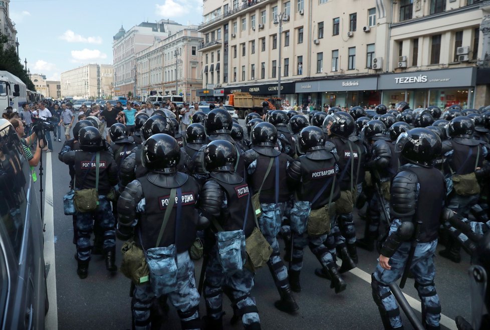 Policie v sobotu zatkla přes 560 účastníků nepovolené demonstrace u moskevské radnice, kterou svolala opozice kvůli vyloučení části kandidátů z komunálních voleb. (27.7.2019)