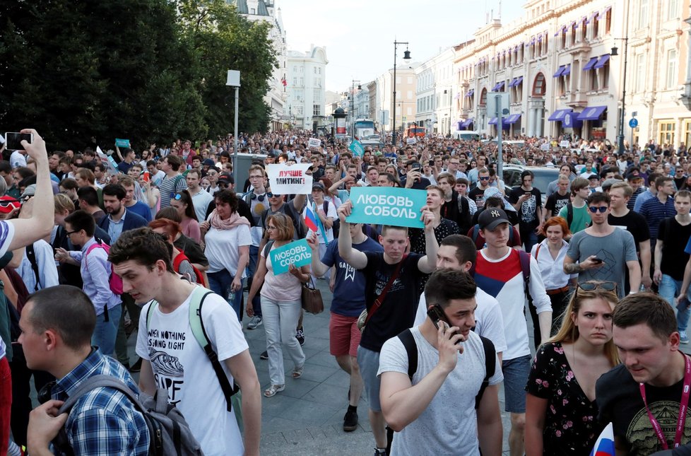 Policie v sobotu zatkla přes 560 účastníků nepovolené demonstrace u moskevské radnice, kterou svolala opozice kvůli vyloučení části kandidátů z komunálních voleb. (27.7.2019)