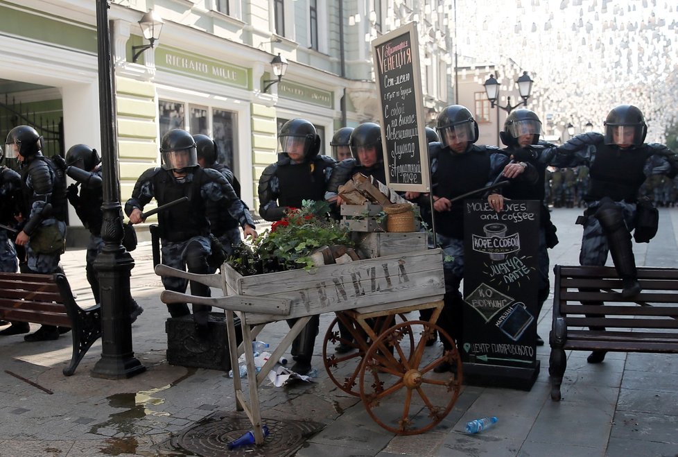 Během velkých demonstrací v Moskvě došlo na rozsáhlá zatýkání