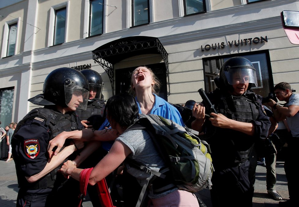 Policie v sobotu zatkla přes 560 účastníků nepovolené demonstrace u moskevské radnice, kterou svolala opozice kvůli vyloučení části kandidátů z komunálních voleb. (27.7.2019)