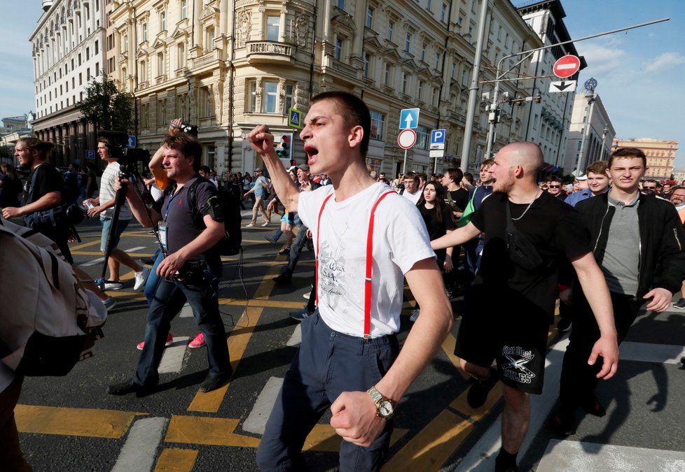 Policie v sobotu zatkla přes 560 účastníků nepovolené demonstrace u moskevské radnice, kterou svolala opozice kvůli vyloučení části kandidátů z komunálních voleb. (27.7.2019)