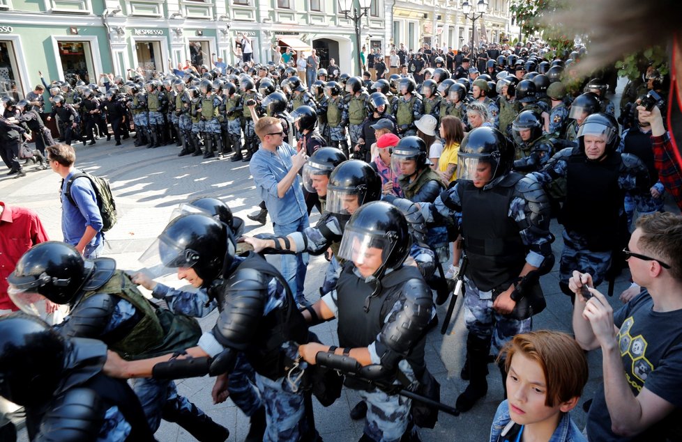 Policie v sobotu zatkla přes 560 účastníků nepovolené demonstrace u moskevské radnice, kterou svolala opozice kvůli vyloučení části kandidátů z komunálních voleb. (27.7.2019)