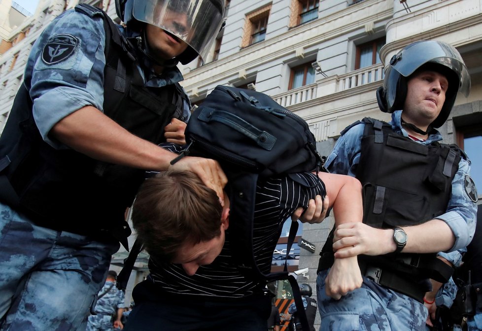 Během velkých demonstrací v Moskvě došlo na rozsáhlá zatýkání